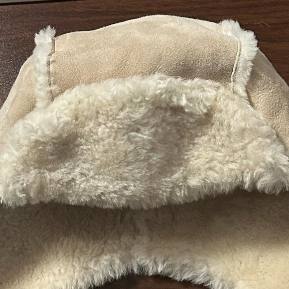 Ugg brand warm shearling aviator hat one size cream colored - Picture 3 of 7
